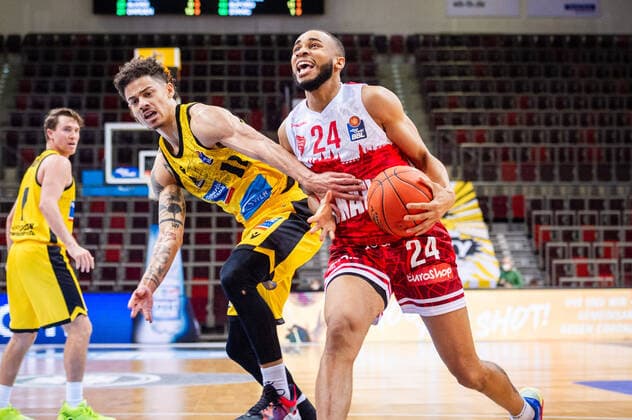 Cameron Hunt (s.Oliver Wuerzburg 24) gegen li: Jonah Radebaugh (MHP RIESEN Ludwigsburg 12) beim BBL-Spiel: MHP RIESEN Ludwigsburg - S.Oliver Wuerzburg am 05.12.2021 in Ludwigsburg (MHPArena) Deutschland Ludwigsburg. 05.12.21 Basketball , 05.12.2021, Ludwigsburg (Deutschland)