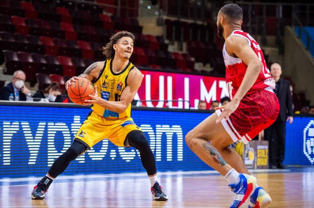 Jonah Radebaugh (MHP RIESEN Ludwigsburg 12) Cameron Hunt (s.Oliver Wuerzburg 24) beim BBL-Spiel: MHP RIESEN Ludwigsburg - S.Oliver Wuerzburg am 05.12.2021 in Ludwigsburg (MHPArena) Deutschland Ludwigsburg. 05.12.21 Basketball , 05.12.2021, Ludwigsburg (Deutschland)