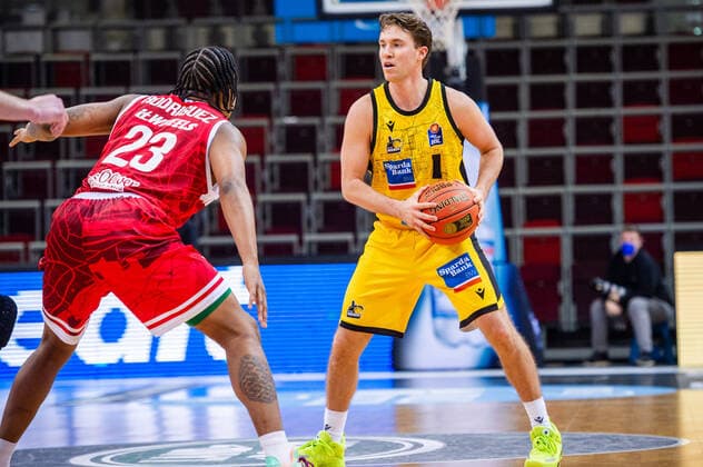 Jordan Hulls (MHP RIESEN Ludwigsburg 1) Desi Rodriguez (s.Oliver Wuerzburg 23) beim BBL-Spiel: MHP RIESEN Ludwigsburg - S.Oliver Wuerzburg am 05.12.2021 in Ludwigsburg (MHPArena) Deutschland Ludwigsburg. 05.12.21 Basketball , 05.12.2021, Ludwigsburg (Deutschland)