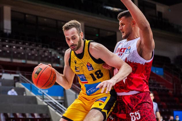 Jonas Wohlfarth-Bottermann (MHP RIESEN Ludwigsburg 18) Filip Stanic (s.Oliver Wuerzburg 65) beim BBL-Spiel: MHP RIESEN Ludwigsburg - S.Oliver Wuerzburg am 05.12.2021 in Ludwigsburg (MHPArena) Deutschland Ludwigsburg. 05.12.21 Basketball , 05.12.2021, Ludwigsburg (Deutschland)