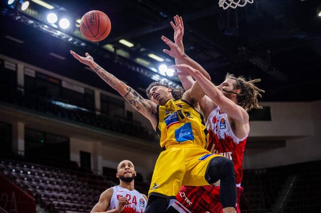 Jonah Radebaugh (MHP RIESEN Ludwigsburg 12) Craig Moller (s.Oliver Wuerzburg 22) beim BBL-Spiel: MHP RIESEN Ludwigsburg - S.Oliver Wuerzburg am 05.12.2021 in Ludwigsburg (MHPArena) Deutschland Ludwigsburg. 05.12.21 Basketball , 05.12.2021, Ludwigsburg (Deutschland)