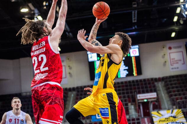 Jonah Radebaugh (MHP RIESEN Ludwigsburg 12) Craig Moller (s.Oliver Wuerzburg 22) beim BBL-Spiel: MHP RIESEN Ludwigsburg - S.Oliver Wuerzburg am 05.12.2021 in Ludwigsburg (MHPArena) Deutschland Ludwigsburg. 05.12.21 Basketball , 05.12.2021, Ludwigsburg (Deutschland)