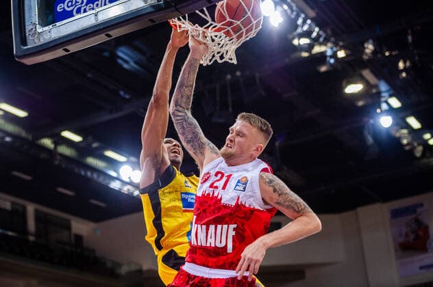 Tremmell Darden (MHP RIESEN Ludwigsburg 21) Aigars Skele (s.Oliver Wuerzburg 21) beim BBL-Spiel: MHP RIESEN Ludwigsburg - S.Oliver Wuerzburg am 05.12.2021 in Ludwigsburg (MHPArena) Deutschland Ludwigsburg. 05.12.21 Basketball , 05.12.2021, Ludwigsburg (Deutschland)