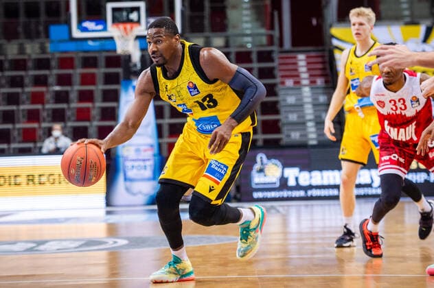 Yorman Polas Bartolo (MHP RIESEN Ludwigsburg 13) beim BBL-Spiel: MHP RIESEN Ludwigsburg - S.Oliver Wuerzburg am 05.12.2021 in Ludwigsburg (MHPArena) Deutschland Ludwigsburg. 05.12.21 Basketball , 05.12.2021, Ludwigsburg (Deutschland)
