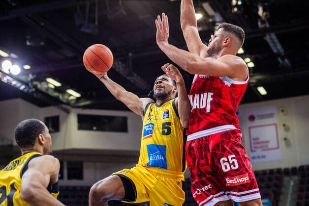Justin Simon (MHP RIESEN Ludwigsburg 5) Filip Stanic (s.Oliver Wuerzburg 65) beim BBL-Spiel: MHP RIESEN Ludwigsburg - S.Oliver Wuerzburg am 05.12.2021 in Ludwigsburg (MHPArena) Deutschland Ludwigsburg. 05.12.21 Basketball , 05.12.2021, Ludwigsburg (Deutschland)