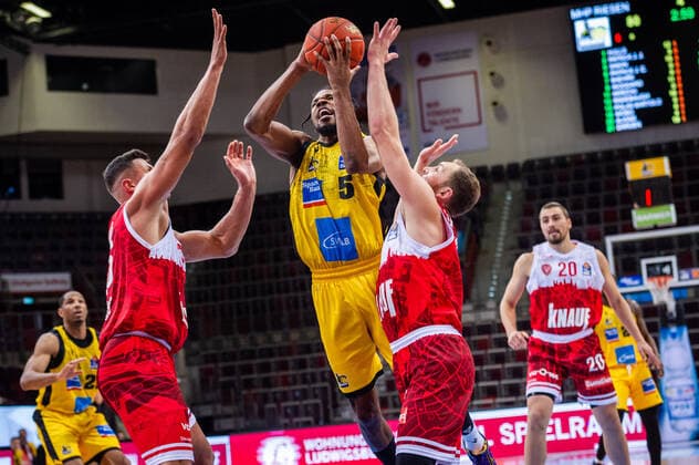 Justin Simon (MHP RIESEN Ludwigsburg 5) Filip Stanic (s.Oliver Wuerzburg 65) Cameron Hunt (s.Oliver Wuerzburg 24) beim BBL-Spiel: MHP RIESEN Ludwigsburg - S.Oliver Wuerzburg am 05.12.2021 in Ludwigsburg (MHPArena) Deutschland Ludwigsburg. 05.12.21 Basketball , 05.12.2021, Ludwigsburg (Deutschland)