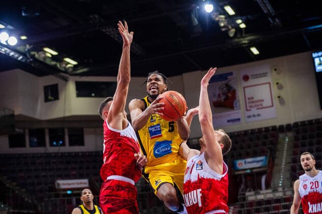 Justin Simon (MHP RIESEN Ludwigsburg 5) Filip Stanic (s.Oliver Wuerzburg 65) Cameron Hunt (s.Oliver Wuerzburg 24) beim BBL-Spiel: MHP RIESEN Ludwigsburg - S.Oliver Wuerzburg am 05.12.2021 in Ludwigsburg (MHPArena) Deutschland Ludwigsburg. 05.12.21 Basketball , 05.12.2021, Ludwigsburg (Deutschland)
