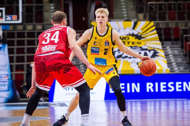 Jacob Patrick (MHP RIESEN Ludwigsburg 2) Felix Hoffmann (s.Oliver Wuerzburg 34) beim BBL-Spiel: MHP RIESEN Ludwigsburg - S.Oliver Wuerzburg am 05.12.2021 in Ludwigsburg (MHPArena) Deutschland Ludwigsburg. 05.12.21 Basketball , 05.12.2021, Ludwigsburg (Deutschland)