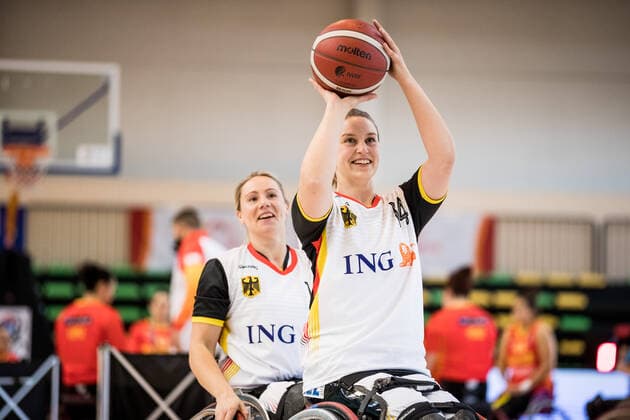 Europameisterschaft Rollstuhlbasketball 06.12.2021 MADRID, SPANIEN 6. Dezember - Rollstuhlbasketball, Deutschland gegen Spanien Frauen, an Tag 3 der Europameisterschaft Rollstuhlbasketball am 06.12.2021 in Polid. Municipal Francisco Fernandez Ochoa in Madrid, Spanien. Svenja Mayer (Deutschland, 13), Lena Knippelmeyer (Deutschland, 14) Copyright: xBEAUTIFULxSPORTS Wunderlx