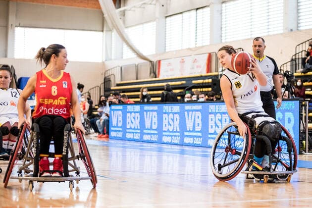 Europameisterschaft Rollstuhlbasketball 06.12.2021 MADRID, SPANIEN 6. Dezember - Rollstuhlbasketball, Deutschland gegen Spanien Frauen, an Tag 3 der Europameisterschaft Rollstuhlbasketball am 06.12.2021 in Polid. Municipal Francisco Fernandez Ochoa in Madrid, Spanien. Sonia Ruiz (Spanien, 6), Lena Knippelmeyer (Deutschland, 14) Copyright: xBEAUTIFULxSPORTS Wunderlx