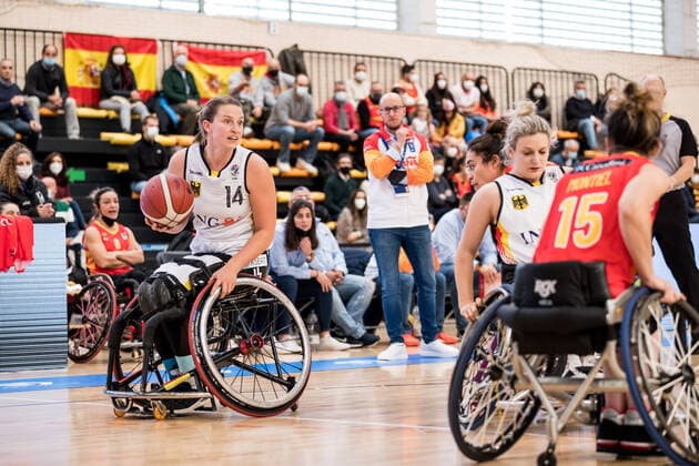 Europameisterschaft Rollstuhlbasketball 06.12.2021 MADRID, SPANIEN 6. Dezember - Rollstuhlbasketball, Deutschland gegen Spanien Frauen, an Tag 3 der Europameisterschaft Rollstuhlbasketball am 06.12.2021 in Polid. Municipal Francisco Fernandez Ochoa in Madrid, Spanien. Lena Knippelmeyer (Deutschland, 14) Copyright: xBEAUTIFULxSPORTS Wunderlx