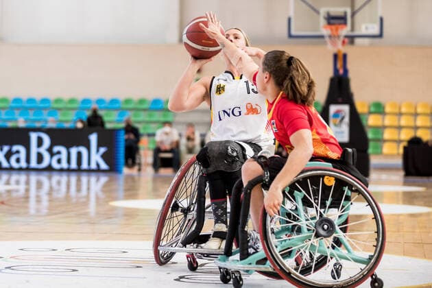 Europameisterschaft Rollstuhlbasketball 06.12.2021 MADRID, SPANIEN 6. Dezember - Rollstuhlbasketball, Deutschland gegen Spanien Frauen, an Tag 3 der Europameisterschaft Rollstuhlbasketball am 06.12.2021 in Polid. Municipal Francisco Fernandez Ochoa in Madrid, Spanien. Svenja Mayer (Deutschland, 13), Lourdes Ortega (Spanien, 4) Copyright: xBEAUTIFULxSPORTS Wunderlx
