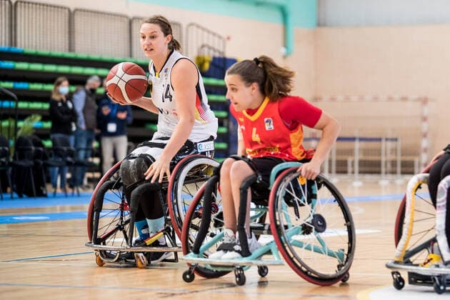 Europameisterschaft Rollstuhlbasketball 06.12.2021 MADRID, SPANIEN 6. Dezember - Rollstuhlbasketball, Deutschland gegen Spanien Frauen, an Tag 3 der Europameisterschaft Rollstuhlbasketball am 06.12.2021 in Polid. Municipal Francisco Fernandez Ochoa in Madrid, Spanien. Lena Knippelmeyer (Deutschland, 14), Lourdes Ortega (Spanien, 4) Copyright: xBEAUTIFULxSPORTS Wunderlx