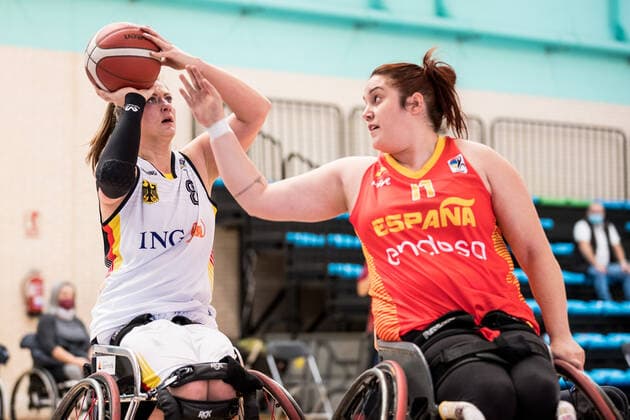 Europameisterschaft Rollstuhlbasketball 06.12.2021 MADRID, SPANIEN 6. Dezember - Rollstuhlbasketball, Deutschland gegen Spanien Frauen, an Tag 3 der Europameisterschaft Rollstuhlbasketball am 06.12.2021 in Polid. Municipal Francisco Fernandez Ochoa in Madrid, Spanien. Katharina Lang (Deutschland, 8), Virgina Perez (Spanien, 11) Copyright: xBEAUTIFULxSPORTS Wunderlx