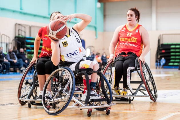 Europameisterschaft Rollstuhlbasketball 06.12.2021 MADRID, SPANIEN 6. Dezember - Rollstuhlbasketball, Deutschland gegen Spanien Frauen, an Tag 3 der Europameisterschaft Rollstuhlbasketball am 06.12.2021 in Polid. Municipal Francisco Fernandez Ochoa in Madrid, Spanien. Catharina Weiss (Deutschland, 6), Virgina Perez (Spanien, 11) Copyright: xBEAUTIFULxSPORTS Wunderlx