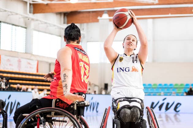 Sport Themen der Woche KW49 Europameisterschaft Rollstuhlbasketball 06.12.2021 MADRID, SPANIEN 6. Dezember - Rollstuhlbasketball, Deutschland gegen Spanien Frauen, an Tag 3 der Europameisterschaft Rollstuhlbasketball am 06.12.2021 in Polid. Municipal Francisco Fernandez Ochoa in Madrid, Spanien. Victoria Alonso (Spanien, 13), Lena Knippelmeyer (Deutschland, 14) *** European Championship Wheelchair Basketball 06 12 2021 MADRID, SPAIN December 6 Wheelchair Basketball, Germany vs Spain Women, on Day 3 of the European Championship Wheelchair Basketball on 06 12 2021 at Polid Municipal Francisco Fernandez Ochoa in Madrid, Spain Victoria Alonso Spain, 13 , Lena Knippelmeyer Germany, 14 Copyright: xBEAUTIFULxSPORTS Wunderlx