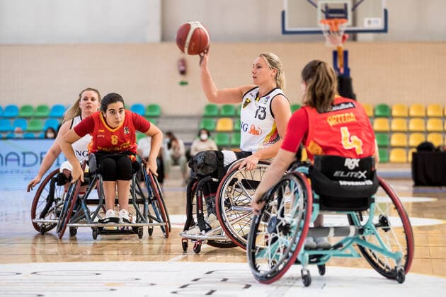 Europameisterschaft Rollstuhlbasketball 06.12.2021 MADRID, SPANIEN 6. Dezember - Rollstuhlbasketball, Deutschland gegen Spanien Frauen, an Tag 3 der Europameisterschaft Rollstuhlbasketball am 06.12.2021 in Polid. Municipal Francisco Fernandez Ochoa in Madrid, Spanien. Svenja Mayer (Deutschland, 13), Lourdes Ortega (Spanien, 4) Copyright: xBEAUTIFULxSPORTS Wunderlx