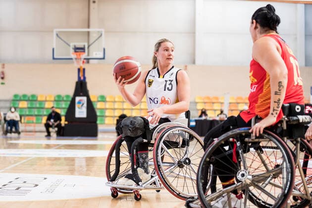 Europameisterschaft Rollstuhlbasketball 06.12.2021 MADRID, SPANIEN 6. Dezember - Rollstuhlbasketball, Deutschland gegen Spanien Frauen, an Tag 3 der Europameisterschaft Rollstuhlbasketball am 06.12.2021 in Polid. Municipal Francisco Fernandez Ochoa in Madrid, Spanien. Svenja Mayer (Deutschland, 13), Victoria Alonso (Spanien, 13) Copyright: xBEAUTIFULxSPORTS Wunderlx