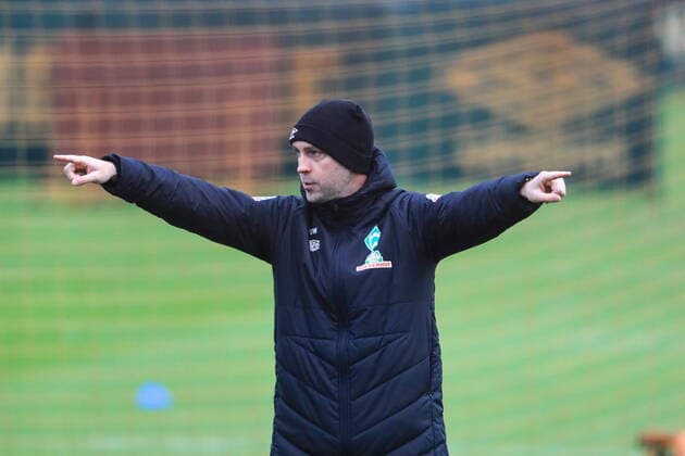 Sport Bilder des Tages GER, 2.FBL SV Werder Bremen Training 06.12.2021, Trainingsgelaende am wohninvest WESERSTADION - Platz 4 5, Bremen, GER, 2.FBL SV Werder Bremen Training Ole Werner (Cheftrainer Werder Bremen) gibt Anweisungen.