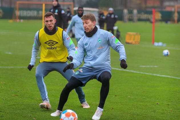 GER, 2.FBL SV Werder Bremen Training 06.12.2021, Trainingsgelaende am wohninvest WESERSTADION - Platz 4 5, Bremen, GER, 2.FBL SV Werder Bremen Training Mitchell Weiser (Werder Bremen 08) spielt den Ball.