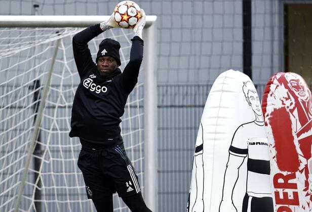 AMSTERDAM - Ajax goalkeeper Andre Onana during a training session prior to the Champions League match against Sporting CP at the Johan Cruijff ArenA on December 6, 2021 in Amsterdam, Netherlands. ANP MAURICE VAN STEEN Champions League 2021 2022 xVIxANPxSportx xxANPxIVx