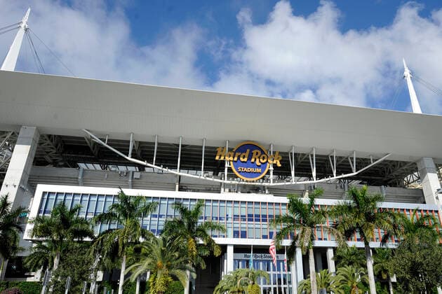 MIAMI GARDENS, FL - DECEMBER 05: An overview of Hard Rock Stadium before the NFL, American Football Herren, USA football game between the New York Giants and the Miami Dolphins on December 5, 2021, in Miami Gardens, Florida. (Photo by Michael Allio Icon Sportswire) NFL: DEC 05 Giants at Dolphins Icon116211205028