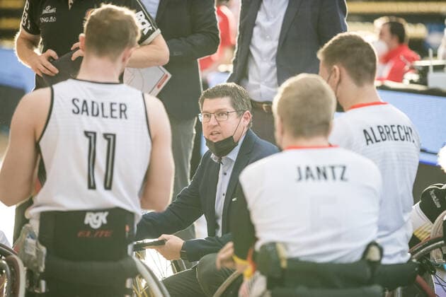 Europameisterschaft Rollstuhlbasketball 06.12.2021 MADRID, SPANIEN 6. Dezember - Rollstuhlbasketball, Deutschland gegen Polen Herren, an Tag 3 der Europameisterschaft Rollstuhlbasketball am 06.12.2021 in Polid. Municipal Francisco Fernandez Ochoa in Madrid, Spanien. Nicolai Zeltinger (Coach Deutschland) Copyright: xBEAUTIFULxSPORTS Wunderlx