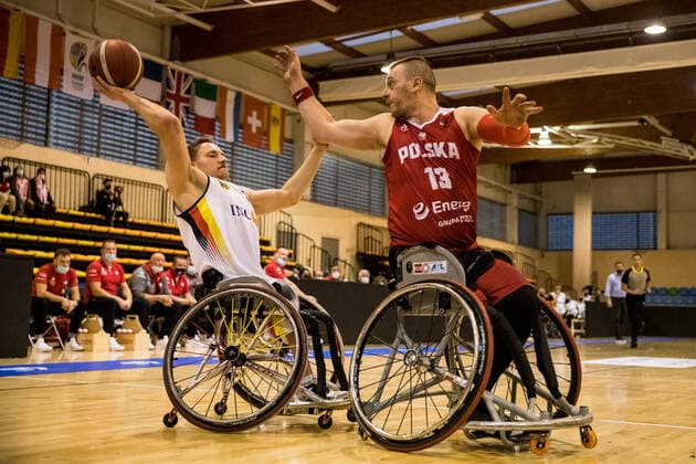 Europameisterschaft Rollstuhlbasketball 06.12.2021 MADRID, SPANIEN 6. Dezember - Rollstuhlbasketball, Deutschland gegen Polen Herren, an Tag 3 der Europameisterschaft Rollstuhlbasketball am 06.12.2021 in Polid. Municipal Francisco Fernandez Ochoa in Madrid, Spanien. Jan Haller (Deutschland, 10), Dominik Mosler (Polen, 13) Copyright: xBEAUTIFULxSPORTS Wunderlx