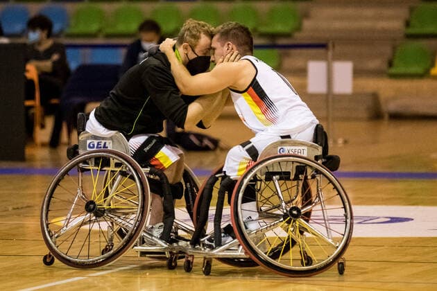 Sport Bilder des Tages Europameisterschaft Rollstuhlbasketball 06.12.2021 MADRID, SPANIEN 6. Dezember - Rollstuhlbasketball, Deutschland gegen Polen Herren, an Tag 3 der Europameisterschaft Rollstuhlbasketball am 06.12.2021 in Polid. Municipal Francisco Fernandez Ochoa in Madrid, Spanien. Jan Sadler (Deutschland, 11), Jens Albrecht (Deutschland, 12) Copyright: xBEAUTIFULxSPORTS Wunderlx