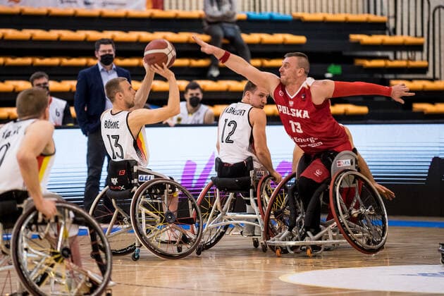 Europameisterschaft Rollstuhlbasketball 06.12.2021 MADRID, SPANIEN 6. Dezember - Rollstuhlbasketball, Deutschland gegen Polen Herren, an Tag 3 der Europameisterschaft Rollstuhlbasketball am 06.12.2021 in Polid. Municipal Francisco Fernandez Ochoa in Madrid, Spanien. Thomas Boehme (Deutschland, 13), Dominik Mosler (Polen, 13) Copyright: xBEAUTIFULxSPORTS Wunderlx