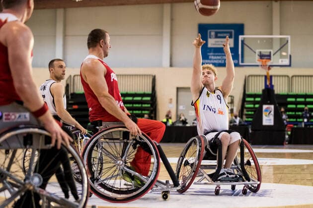 Europameisterschaft Rollstuhlbasketball 06.12.2021 MADRID, SPANIEN 6. Dezember - Rollstuhlbasketball, Deutschland gegen Polen Herren, an Tag 3 der Europameisterschaft Rollstuhlbasketball am 06.12.2021 in Polid. Municipal Francisco Fernandez Ochoa in Madrid, Spanien. Krzysztof Bandura (Polen, 5), Tobias Hell (Deutschland, 9) Copyright: xBEAUTIFULxSPORTS Wunderlx