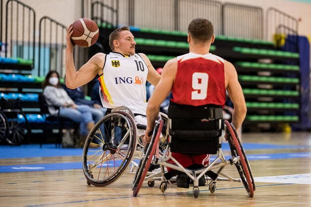 Europameisterschaft Rollstuhlbasketball 06.12.2021 MADRID, SPANIEN 6. Dezember - Rollstuhlbasketball, Deutschland gegen Polen Herren, an Tag 3 der Europameisterschaft Rollstuhlbasketball am 06.12.2021 in Polid. Municipal Francisco Fernandez Ochoa in Madrid, Spanien. Jan Haller (Deutschland, 10), Piotr Darnikowski (Polen, 9) Copyright: xBEAUTIFULxSPORTS Wunderlx