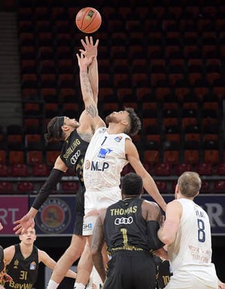 06.12.2021, xemx, Basketball BBL Bundesliga, FC Bayern Muenchen Basketball - MLP Academics Heidelberg emspor, v.l. Gavin Schilling (FC Bayern Basketball), Brekkott Chapman (MLP Academics Heidelberg) Zweikampf, Aktion, action, battle for the ball Muenchen