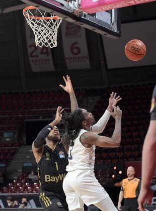 06.12.2021, xemx, Basketball BBL Bundesliga, FC Bayern Muenchen Basketball - MLP Academics Heidelberg emspor, v.l. Deshaun Thomas (FC Bayern Basketball), Robert Lowery Jr (MLP Academics Heidelberg) Zweikampf, Aktion, action, battle for the ball Muenchen
