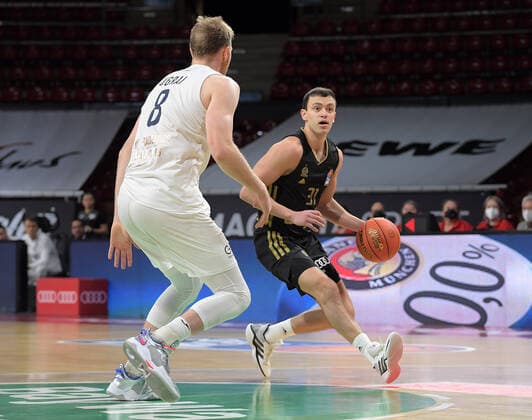 06.12.2021, xemx, Basketball BBL Bundesliga, FC Bayern Muenchen Basketball - MLP Academics Heidelberg emspor, v.l. Max Ugrai (MLP Academics Heidelberg), Zan Mark Sisko (FC Bayern Basketball) Zweikampf, Aktion, action, battle for the ball Muenchen