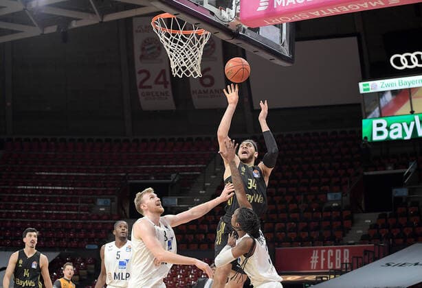 06.12.2021, xemx, Basketball BBL Bundesliga, FC Bayern Muenchen Basketball - MLP Academics Heidelberg emspor, v.l. Max Ugrai (MLP Academics Heidelberg), Robert Lowery Jr (MLP Academics Heidelberg), Gavin Schilling (FC Bayern Basketball) Muenchen
