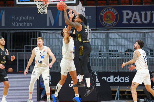 1 Deshaun Thomas (FCBB) rot, gegen Brekkott Chapman (MLP Academics Heidelberg) weiss Basketball BBL FC Bayern München vs.MLP Academics Heidelberg, im Audi Dome am 06.12.2021 FOTO: Mladen Lackovic LakoPress