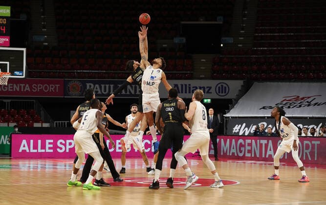 Tip-Off der Partie GER, FC Bayern Basketball vs. Academics Heidelberg, Basketball, 1.Bundesliga, Saison 2021 2022, 06.12.2021, GER, FC Bayern Basketball vs. Academics Heidelberg, Basketball, 1.Bundesliga, Saison 2021 2022, 06.12.2021, Muenchen Copyright: xEIBNER MarcelxEngelbrechtx EP_EER