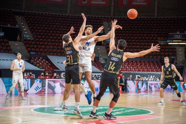 Zan Mark Sisko 31 (FC Bayern), Brekkott Chapman 1 (MLP Heidelberg), Nihad Dedovic 14 (FC Bayern), FC Bayern Basketball vs. MLP Academics Heidelberg, easyCredit BBL, 06.12.2021 Muenchen Bayern Deutschland
