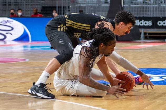 Nihad Dedovic 14 (FC Bayern), Robert Lowery Jr. 3 (MLP Heidelberg), FC Bayern Basketball vs. MLP Academics Heidelberg, easyCredit BBL, 06.12.2021 Muenchen Bayern Deutschland