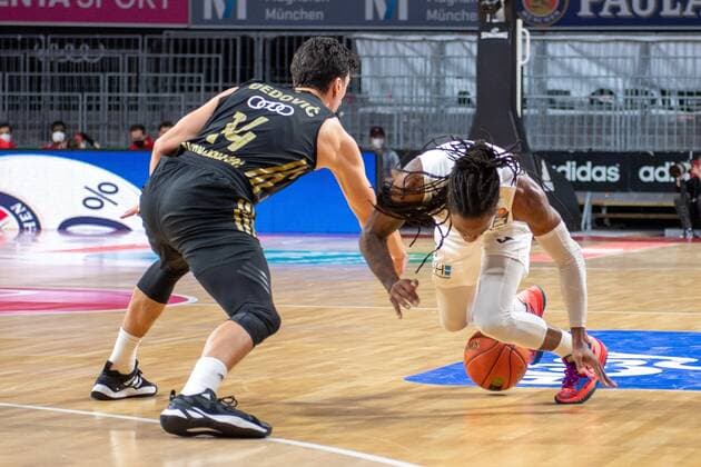 Nihad Dedovic 14 (FC Bayern), Robert Lowery Jr. 3 (MLP Heidelberg), FC Bayern Basketball vs. MLP Academics Heidelberg, easyCredit BBL, 06.12.2021 Muenchen Bayern Deutschland