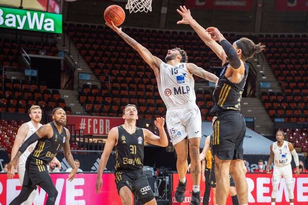 Zan Mark Sisko 31 (FC Bayern), Jordan Geist 15 (MLP Heidelberg), FC Bayern Basketball vs. MLP Academics Heidelberg, easyCredit BBL, 06.12.2021 Muenchen Bayern Deutschland