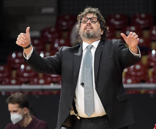 06.12.2021, xemx, Basketball BBL Bundesliga, FC Bayern Muenchen Basketball - MLP Academics Heidelberg emspor, v.l. Cheftrainer Andrea Trinchieri (FC Bayern Basketball) gibt Anweisungen, gestikuliert mit den Armen, gesticulate, gives instructions Muenchen
