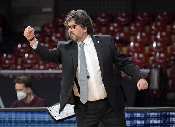 06.12.2021, xemx, Basketball BBL Bundesliga, FC Bayern Muenchen Basketball - MLP Academics Heidelberg emspor, v.l. Cheftrainer Andrea Trinchieri (FC Bayern Basketball) gibt Anweisungen, gestikuliert mit den Armen, gesticulate, gives instructions Muenchen