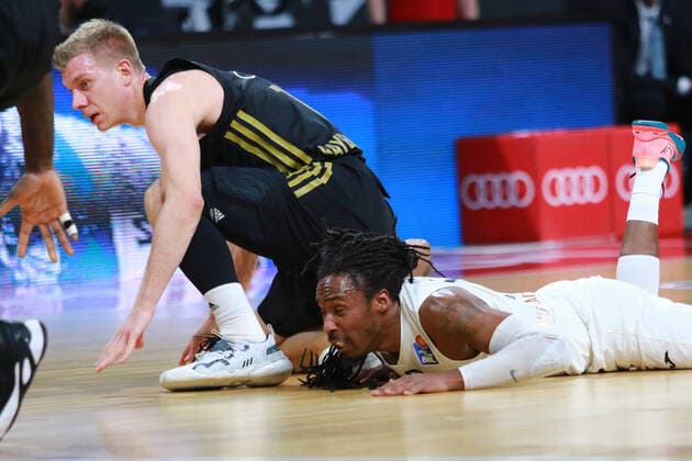 10 Ognjen Jaramaz (FCBB) li., gegen 3 Robert Lowery (MLP Academics Heidelberg) re, Basketball BBL FC Bayern München vs.MLP Academics Heidelberg, im Audi Dome am 06.12.2021 FOTO: Mladen Lackovic LakoPress