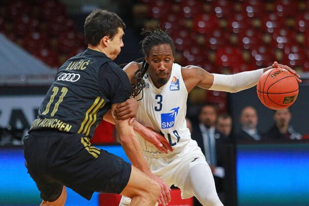11 Vladimir Lucic (FCBB) rot, gegen 3 Robert Lowery(MLP Academics Heidelberg) Basketball BBL FC Bayern München vs.MLP Academics Heidelberg, im Audi Dome am 06.12.2021 FOTO: Mladen Lackovic LakoPress