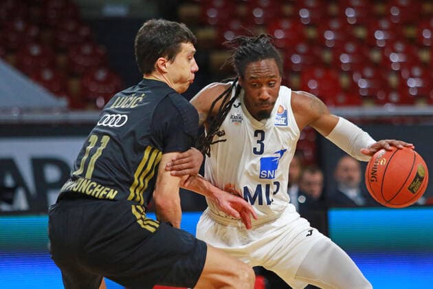 11 Vladimir Lucic (FCBB) rot, gegen 3 Robert Lowery(MLP Academics Heidelberg) Basketball BBL FC Bayern München vs.MLP Academics Heidelberg, im Audi Dome am 06.12.2021 FOTO: Mladen Lackovic LakoPress