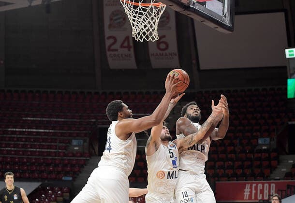 06.12.2021, xemx, Basketball BBL Bundesliga, FC Bayern Muenchen Basketball - MLP Academics Heidelberg emspor, v.l. Wright (MLP Academics Heidelberg), Jordan Geist (MLP Academics Heidelberg), Kelvin Martin (MLP Academics Heidelberg) Zweikampf, Aktion, action, battle for the ball Muenchen