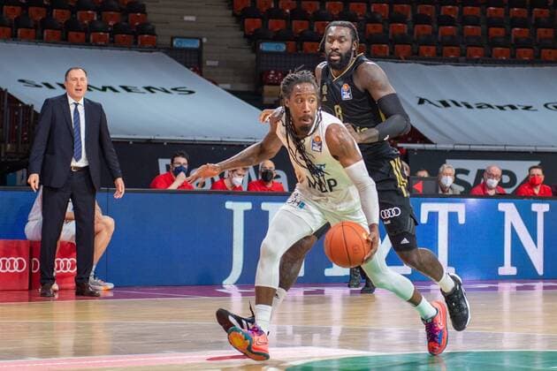Robert Lowery Jr. 3 (MLP Heidelberg), Othello Hunter 8 (FC Bayern), FC Bayern Basketball vs. MLP Academics Heidelberg, easyCredit BBL, 06.12.2021 Muenchen Bayern Deutschland