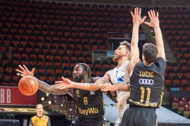 Othello Hunter 8 (FC Bayern), Brekkott Chapman 1 (MLP Heidelberg), Vladimir Lucic 11 (FC Bayern), FC Bayern Basketball vs. MLP Academics Heidelberg, easyCredit BBL, 06.12.2021 Muenchen Bayern Deutschland